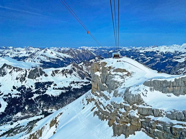 位于瑞士沃州Les Diablerets山谷站 旅行目的地冰川3000号 的Col Pillon Scex Rouge缆车的底层站 — 图库照片