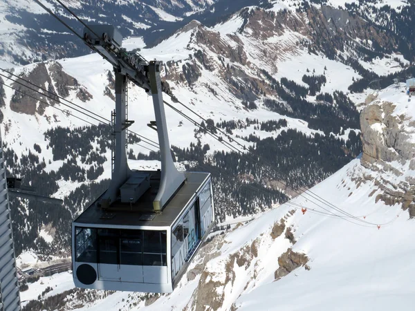 Dağ teleferiği Col du Pillon - Cabane - Scex Rouge (Buzul 3000 kablo) veya Aerial halat yolculuğu (Havadan tramvay), Les Diablerets - Vaud Kantonu, İsviçre (Suisse)