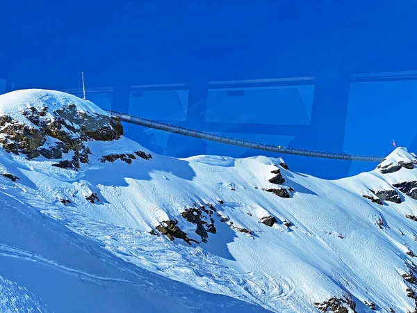Пікова Прогулянка Суспенсійному Мосту Між Двома Гірськими Вершинами Льодовик 3000 — стокове фото