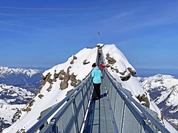 Gipfelwanderung Auf Der Hängebrücke Zwischen Zwei Berggipfeln Reiseziel Glacier 3000 — Stockfoto
