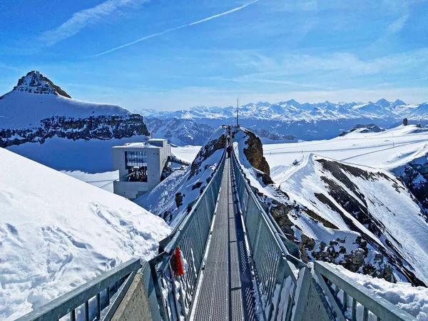 Passeggiata Sulla Cima Del Ponte Sospeso Tra Due Cime Montuose — Foto Stock