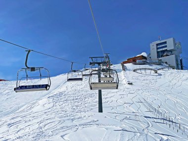 Scex Rouge 'dan buzula (Ice Express - Buzul 3000) ya da telesiege de Scex Rouge jusqu' au glacier, Les Diablerets - Vaud Kantonu, İsviçre (Suisse)