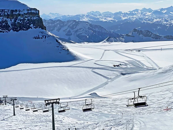 从Scex Rouge到冰川 Ice Express Glacier 3000 或瑞士沃州Les Diablerets的Scex Rouge Jusqu — 图库照片