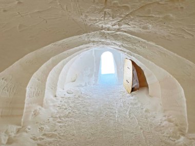 Alp dağı kütlesi Les Diablerets 'teki Glacier du Sex Rouge' da (Buzul 3000) taze kar birikintilerinin arasından tünel kazıldı.)