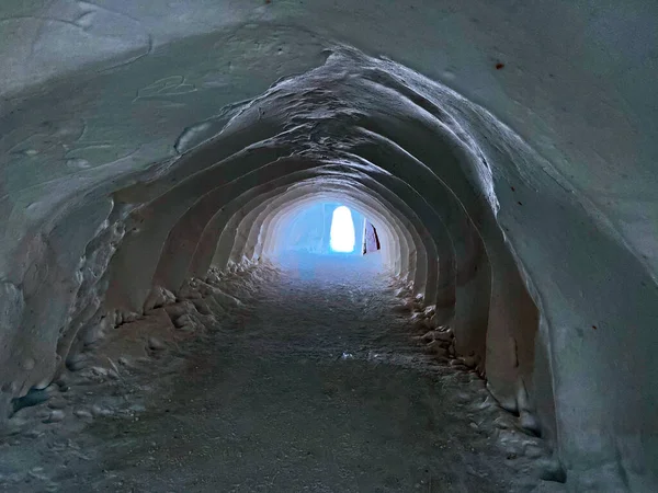 位于瑞士沃州 高山地块Les Diablerets 冰川3000号 上的红色冰川上方的新雪堆中挖掘的隧道 — 图库照片