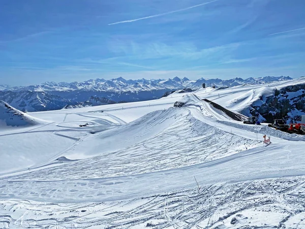 位于瑞士沃州Les Diablerets的Glacier Sex Rouge 旅行目的地冰川3000号 上方的体育和娱乐性滑雪斜坡 — 图库照片