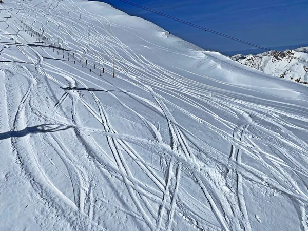 Αθλητικές Και Ψυχαγωγικές Πίστες Σκι Πάνω Από Glacier Sex Rouge — Φωτογραφία Αρχείου