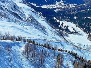 İsviçre 'nin Vaud Kantonu' nda (Suisse) bulunan Les Diablerets 'in bir kitlesinde Alp Dağı' nın yamaçlarında taze bahar karı ve kayak izleri.)