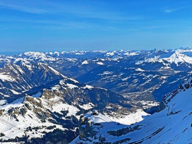 İsviçre 'nin dağlık tepelerindeki bahar buzlu alp atmosferi Les Diablerets kitsif (Seyahat hedefi Buzul 3000) - Vaud Kantonu, İsviçre (Suisse)