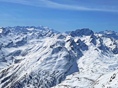 İsviçre 'nin dağlık tepelerindeki bahar buzlu alp atmosferi Les Diablerets kitsif (Seyahat hedefi Buzul 3000) - Vaud Kantonu, İsviçre (Suisse)