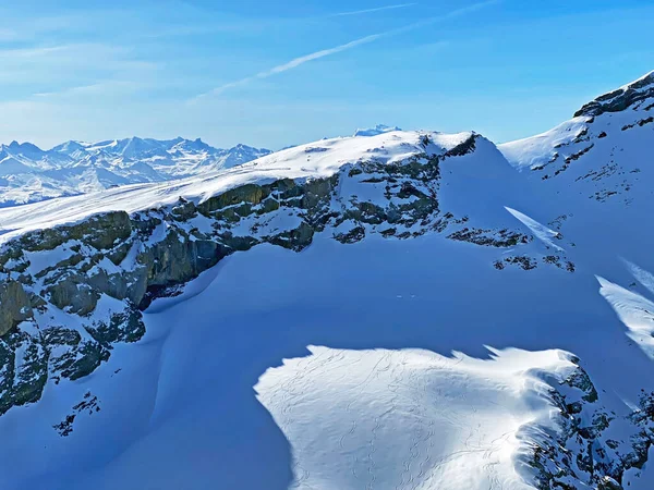 Świeży Wiosenny Śnieg Trasy Narciarskie Zboczach Alpejskiej Góry Sex Rouge — Zdjęcie stockowe