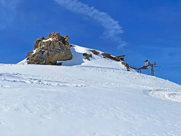 位于瑞士沃州Les Diablerets的性红磨坊地区 旅游目的地冰川3000号 美丽而清澈的春天高山雪地 — 图库照片