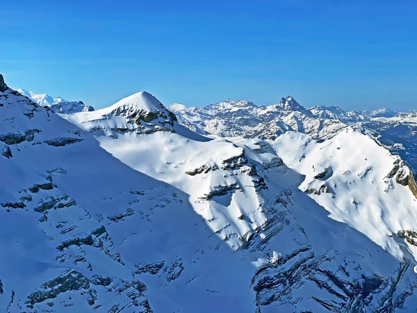 Snowy Alpejski Szczyt Tete Ronde Położony Masywie Górskim Les Diablerets — Zdjęcie stockowe