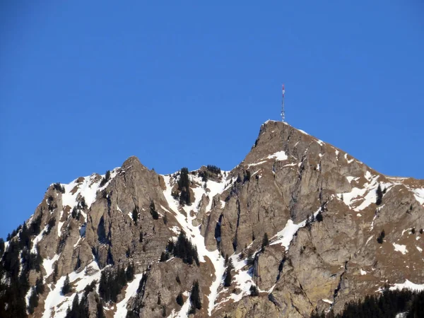 ロッキー高山の山頂ル シャモセールは スイス ヴォー州 スイス のVilleneuve Canton Vaudの山頂に位置しています — ストック写真