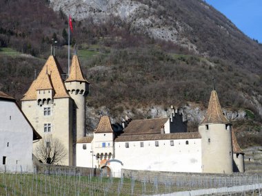 Aigle Şatosu (Chateau dAigle veya Adlerburg) Rhone Nehri veya Rhone Nehri vadisinde ve Aigle Kantonu - Vaud Kantonu, İsviçre / Suisse
