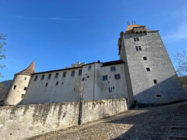 Aigle Şatosu (Chateau dAigle veya Adlerburg) Rhone Nehri veya Rhone Nehri vadisinde ve Aigle Kantonu - Vaud Kantonu, İsviçre / Suisse