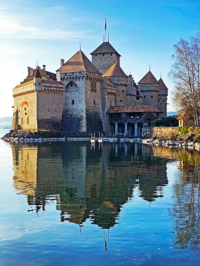 Geneva Gölü kıyısındaki Chillon Şatosu (Chateau de Chillon veya Das Schloss Chillon) (lac de Geneve, lac Leman or Genfersee), Veytaux - İsviçre / Suisse