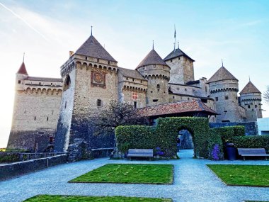 Geneva Gölü kıyısındaki Chillon Şatosu (Chateau de Chillon veya Das Schloss Chillon) (lac de Geneve, lac Leman or Genfersee), Veytaux - İsviçre / Suisse