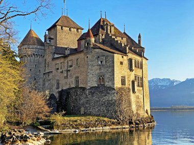 Geneva Gölü kıyısındaki Chillon Şatosu (Chateau de Chillon veya Das Schloss Chillon) (lac de Geneve, lac Leman or Genfersee), Veytaux - İsviçre / Suisse
