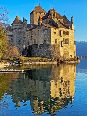 Geneva Gölü kıyısındaki Chillon Şatosu (Chateau de Chillon veya Das Schloss Chillon) (lac de Geneve, lac Leman or Genfersee), Veytaux - İsviçre / Suisse