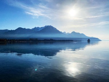 Cenevre Gölü 'nün doğu kıyısında öğleden sonra (lac de Geneve, lac Leman or Genfersee) ve Chablais Alpleri - Vaud Kantonu (Suisse)