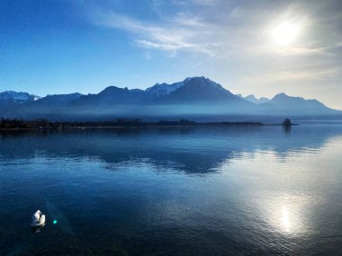 Cenevre Gölü 'nün doğu kıyısında öğleden sonra (lac de Geneve, lac Leman or Genfersee) ve Chablais Alpleri - Vaud Kantonu (Suisse)