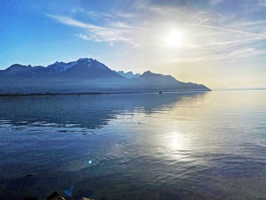 Cenevre Gölü 'nün doğu kıyısında öğleden sonra (lac de Geneve, lac Leman or Genfersee) ve Chablais Alpleri - Vaud Kantonu (Suisse)