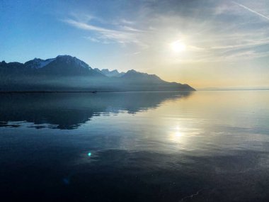 Cenevre Gölü 'nün doğu kıyısında öğleden sonra (lac de Geneve, lac Leman or Genfersee) ve Chablais Alpleri - Vaud Kantonu (Suisse)