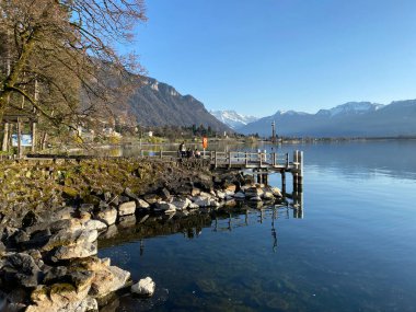 Cenevre Gölü 'nün doğu kıyısında (lac de Geneve, lac de Geneve, lac Leman veya Genfersee), Vaud Kantonu, İsviçre (Suisse)