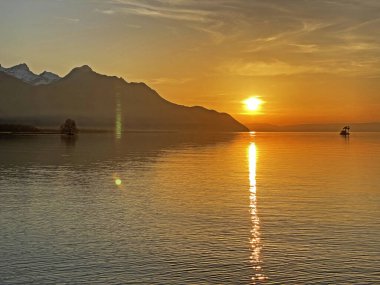 Cenevre Gölü 'nün doğu kıyısında bahar günbatımı (lac de Geneve, lac Leman or Genfersee), Villeneuve - Vaud Kantonu, İsviçre (Suisse)