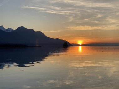 Cenevre Gölü 'nün doğu kıyısında bahar günbatımı (lac de Geneve, lac Leman or Genfersee), Villeneuve - Vaud Kantonu, İsviçre (Suisse)