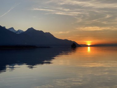 Cenevre Gölü 'nün doğu kıyısında bahar günbatımı (lac de Geneve, lac Leman or Genfersee), Villeneuve - Vaud Kantonu, İsviçre (Suisse)