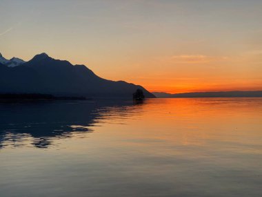 Cenevre Gölü 'nün doğu kıyısında bahar günbatımı (lac de Geneve, lac Leman or Genfersee), Villeneuve - Vaud Kantonu, İsviçre (Suisse)