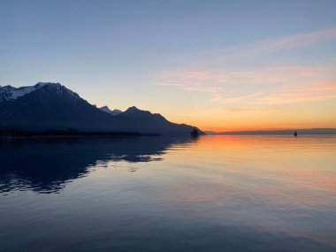 Cenevre Gölü 'nün doğu kıyısında bahar günbatımı (lac de Geneve, lac Leman or Genfersee), Villeneuve - Vaud Kantonu, İsviçre (Suisse)