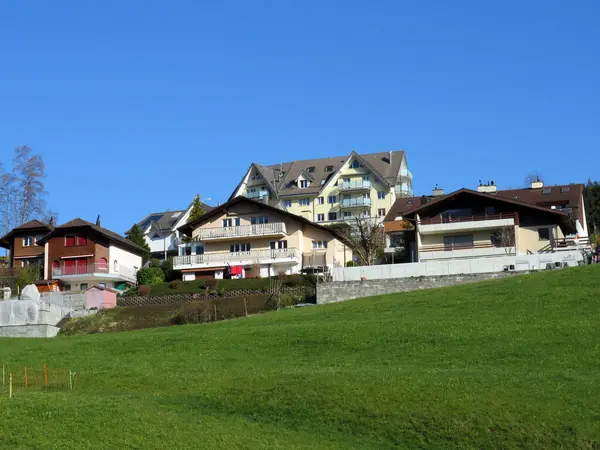 Blick Auf Die Kleine Malerische Und Moderne Schweizer Subalpine Siedlung — Stockfoto