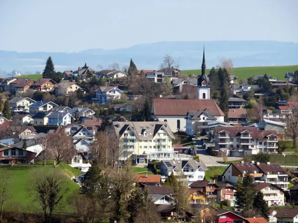 Blick Auf Die Kleine Malerische Und Moderne Schweizer Subalpine Siedlung — Stockfoto