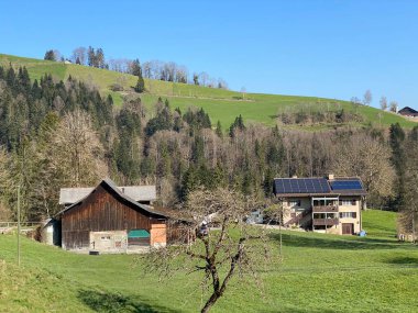 Eski geleneksel evler ve tipik İsviçre kırsal mimarisi, Schwarzenberg LU - Lucerne Kantonu (Kanton Luzern), İsviçre (Schweiz)