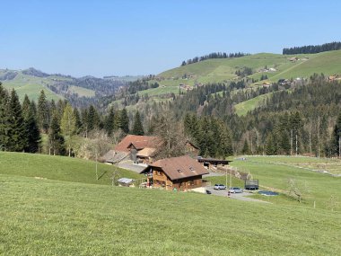 Eski geleneksel evler ve tipik İsviçre kırsal mimarisi, Schwarzenberg LU - Lucerne Kantonu (Kanton Luzern), İsviçre (Schweiz)