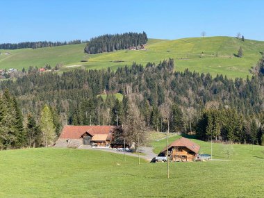 Eski geleneksel evler ve tipik İsviçre kırsal mimarisi, Schwarzenberg LU - Lucerne Kantonu (Kanton Luzern), İsviçre (Schweiz)