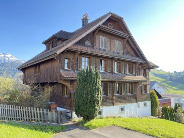 Eski geleneksel evler ve tipik İsviçre kırsal mimarisi, Schwarzenberg LU - Lucerne Kantonu (Kanton Luzern), İsviçre (Schweiz)