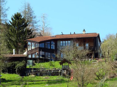 Eski geleneksel evler ve tipik İsviçre kırsal mimarisi, Schwarzenberg LU - Lucerne Kantonu (Kanton Luzern), İsviçre (Schweiz)