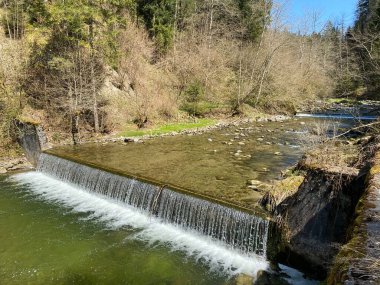 Pilatus dağ kütlesinin kuzey yamaçlarındaki bir orman vadisinde bulunan Ruemlig ya da Rumlig Nehri, Schwarzenberg LU - Lucerne Kantonu (Kanton Luzern), İsviçre