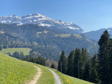 Pilatus 'un yamaçlarında ve dağın eteğindeki dağlık vadilerde yürüyüş, yürüyüş, spor ve dinlenme yolları, Schwarzenberg LU - Lucerne Kantonu, İsviçre / Schweiz