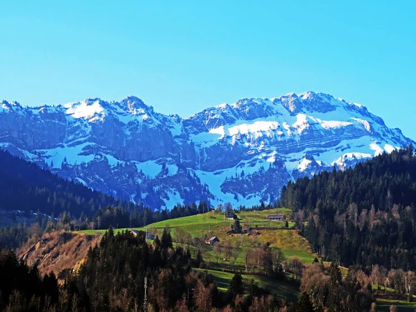 スイス ルツェルン州シュワルツェンベルクLu ピラタス山脈の斜面にある雪に覆われたアルプスの峰ハンスト またはハンスト とシュタフェリーフエ またはスタフェリーフエ — ストック写真
