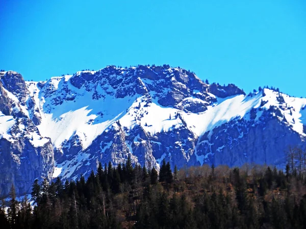 Picchi Alpini Innevati All Inizio Della Primavera Nella Catena Montuosa — Foto Stock