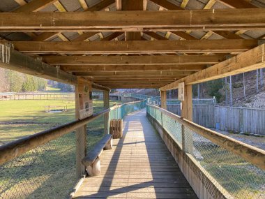 Zoo Juraparc Vallorbe - Vaud Kantonu, İsviçre 'de (Kanton Waadt, Schweiz) gözlem platformu (Beobachtungslaufsteg))