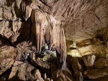 Vallorbe mağaraları veya Grotte de l 'Orbe (Grottes de Vallorbe veya die Grotten von Vallorbe) - Vaud Kantonu, İsviçre (Kanton Waadt, Schweiz)