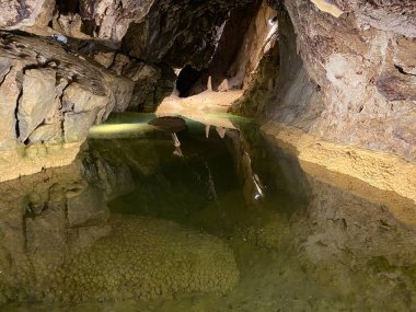 Vallorbe mağaraları veya Grotte de l 'Orbe (Grottes de Vallorbe veya die Grotten von Vallorbe) - Vaud Kantonu, İsviçre (Kanton Waadt, Schweiz)