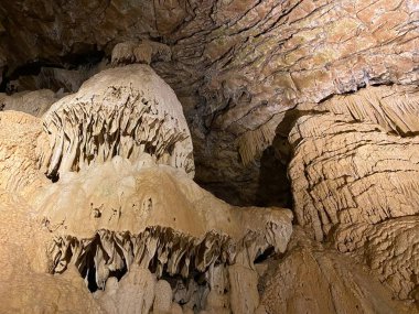 Vallorbe mağaraları veya Grotte de l 'Orbe (Grottes de Vallorbe veya die Grotten von Vallorbe) - Vaud Kantonu, İsviçre (Kanton Waadt, Schweiz)