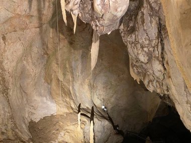 Vallorbe mağaraları veya Grotte de l 'Orbe (Grottes de Vallorbe veya die Grotten von Vallorbe) - Vaud Kantonu, İsviçre (Kanton Waadt, Schweiz)